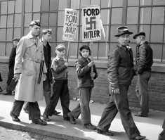 «Каждый год (США) дает им (евреям) все больше и больше контроля над производителями 120-миллионной нации; лишь один великий человек, Форд, вызывает у них ненависть тем, что сохраняет полную независимость».А.Гитлер "Моя борьба"
В начале 1930-х годов в США Гитлера считали хоть и радикальным, но вполне «рукопожатным» персонажем. В 1931 года американская журналистка из издания The Detroit News брала интервью у Гитлера и обратила внимание на портрет Генри Форда, висевший в кабинете у фюрера. Поинтересовавшись отношением Гитлера к главе «Форд моторс», репортер услышала в ответ: «Я считаю Генри Форда своим вдохновителем».

С приходом Гитлера к власти в Германии между ним и Фордом установились как дружеские, так и деловые связи. По самым скромным подсчетам, вложения Форда в германскую экономику накануне Второй мировой войны составили боле 17 миллионов долларов. По словам американского военного историка Генри Шнейдера, Форд помогал немцам в получении каучука, жизненно необходимого для германской промышленности. Немецкий филиал «Форд моторс» занимался производством автомобилей, которые использовались для нужд вермахта. Производство тяжелых грузовиков по заказу гитлеровской армии в 1940-х годах шло на немецком заводе компании «Форд», хотя формально отец  основатель компании не имел к этому предприятию отношения.