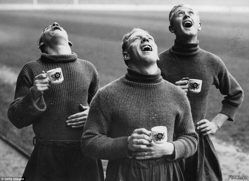 Чтобы не заболеть гриппом, Фред Сарджент, Вилли Холл и Вик Бикингем проводят профилактическое полоскание горла перед тренировкой в Уайт Харт Лейн в ноябре 1938 года.