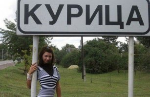 Девушка подружилась с курицей и берет ее с собой на пляж