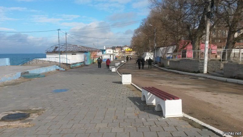 Да я вообще не поняла из-за чего огонь разгорелся. Денис про Украину, а я про Крым.Да никогда Крым не был украинским, а девочка из Евпатории, я её на том шоу прекрасно помню. Ну посидели мы под Украиной, и всё, дома мы теперь. У меня в Украине полно родственников.Лучше пару фоток из Учкуевки, я туда внучку езжу смотреть, ей 1,3 года. Сегодня, Учкуевка. Это под Севастополем. А мы из Севастополя, и видели мы эту Америку )))