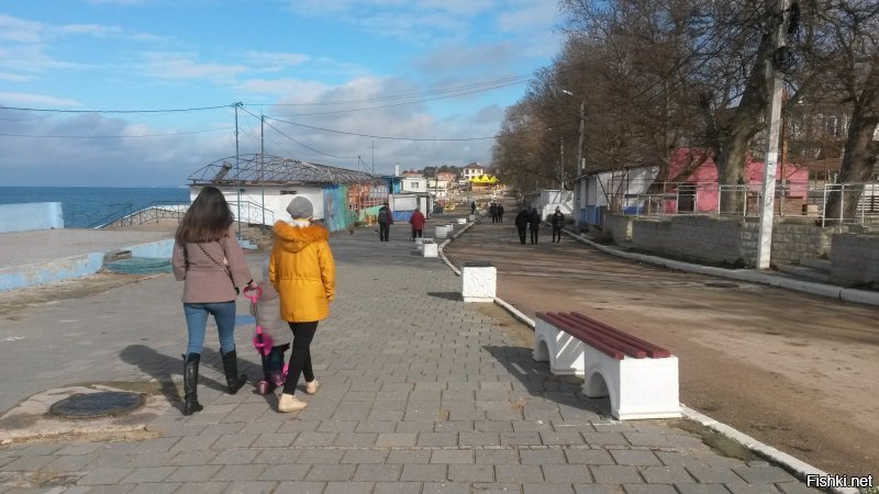 Да я вообще не поняла из-за чего огонь разгорелся. Денис про Украину, а я про Крым.Да никогда Крым не был украинским, а девочка из Евпатории, я её на том шоу прекрасно помню. Ну посидели мы под Украиной, и всё, дома мы теперь. У меня в Украине полно родственников.Лучше пару фоток из Учкуевки, я туда внучку езжу смотреть, ей 1,3 года. Сегодня, Учкуевка. Это под Севастополем. А мы из Севастополя, и видели мы эту Америку )))