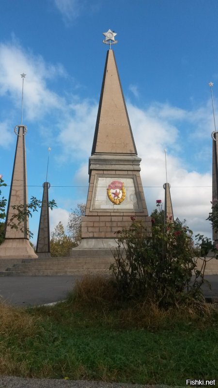 Да я вообще не поняла из-за чего огонь разгорелся. Денис про Украину, а я про Крым.Да никогда Крым не был украинским, а девочка из Евпатории, я её на том шоу прекрасно помню. Ну посидели мы под Украиной, и всё, дома мы теперь. У меня в Украине полно родственников.Лучше пару фоток из Учкуевки, я туда внучку езжу смотреть, ей 1,3 года. Сегодня, Учкуевка. Это под Севастополем. А мы из Севастополя, и видели мы эту Америку )))
