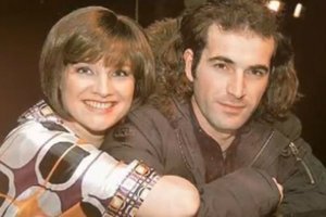 Добавлю.
Обаятельный молодой человек Сейхун Эзбер был младшего Даниловой на 17 лет, но она тут же погрузилась в омут страсти с головой. Лишь спустя пару лет популярная артистка поняла, что этот мужчина ее обманывает.
«Я купила в Турции землю на свои деньги, построила дом. Все сделала сама. А потом узнаю, что у него не просто есть любовница: он ее регулярно водит в тот самый дом. Для восточных мужчин измена   это ничего не значащая история, но я настояла на разводе. При этом он успел продать землю, дом, чтобы вложиться в бизнес. Мы разведены только в России, а в Турции мне еще нужно доказать, что были основания для развода»,   поделилась артистка.
Ее брак с молодым турком просуществовал всего пару лет.
Банальный очередной развод на деньги немолодой  русской дурехи...