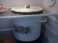 представилась сцена, человек держит тяжелую кастрюлю одной рукой, другая занята, и вставляет ее между полок в холодильник, высоты не хватает, полка проходит между кастрюлей и крышкой.. прикольный бред.. возможно, но крышка бы не доехала. хотя, если с разгону..