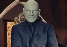 Да когда как. Думаю, он был серым, и от освещения зависил финальный цвет.