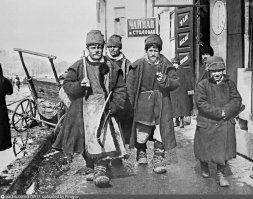 Шикарная фотка. 
Какой то салабон в сапогах, а мужики в лаптях по лужам рассекают.