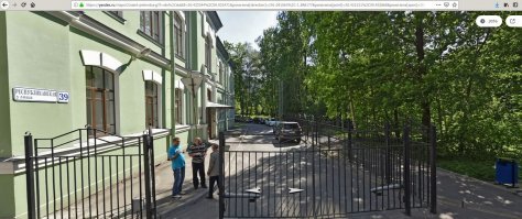 Вот пример такого современного забора. На заднем плане за машинами вправо идет дорожка. Упирается в забор, потому как колледж огородили и вход только через единственные ворота. С другой стороны панорамы нет, к сожалению.