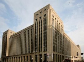 Так  стилистика определяется архитектурной модой того времени. А мода - интернациональна.
Вот первый попавшийся пример американской архитектуры того времени.

Всего лишь почта, а выглядит как мрачные застенки НКВД. Очень знаменитый Большой Дом в Питере напоминает.
:)