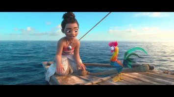 Девушка подружилась с курицей и берет ее с собой на пляж