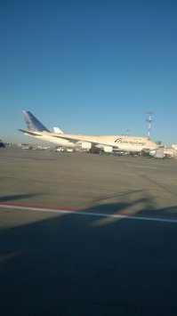 Горб в варианте грузовика используется только как место отдыха сменного экипажа или перевозки сопровождающих груз. Кстати, у грузового 747 горб как раз короткий, если длинный- точно конверсия. Главное то, что на месте пассажирского салона оборудуется грузовая палуба.