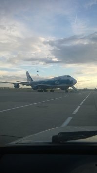 Горб в варианте грузовика используется только как место отдыха сменного экипажа или перевозки сопровождающих груз. Кстати, у грузового 747 горб как раз короткий, если длинный- точно конверсия. Главное то, что на месте пассажирского салона оборудуется грузовая палуба.