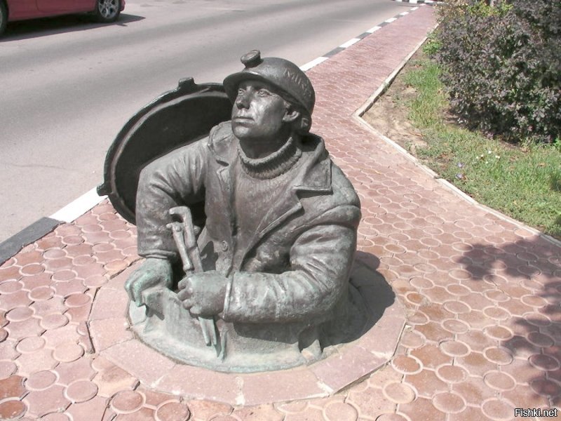 плохой профессии столько памятников не поставят!