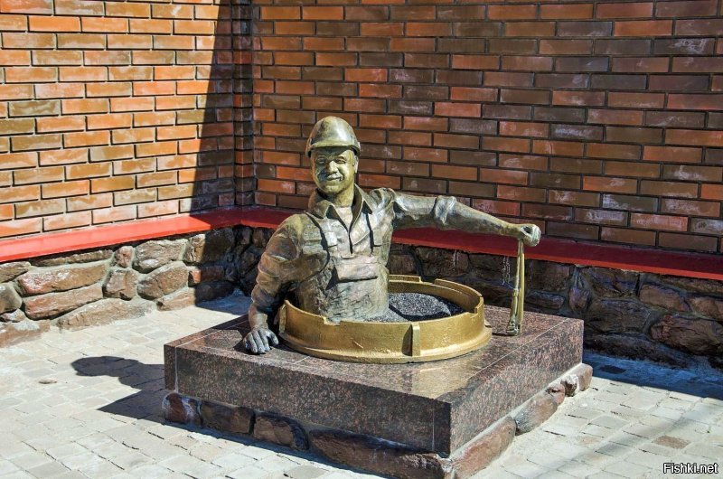 плохой профессии столько памятников не поставят!