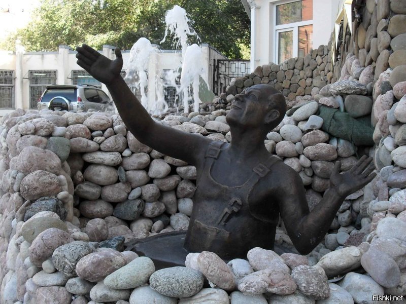 плохой профессии столько памятников не поставят!