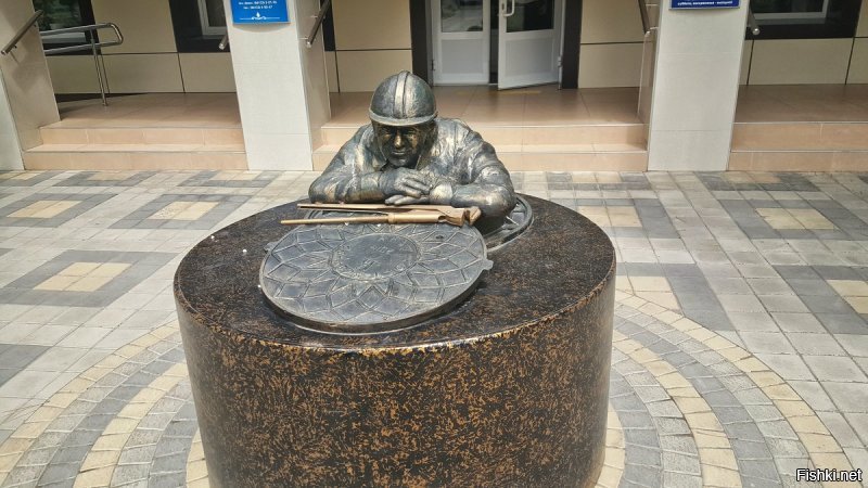 плохой профессии столько памятников не поставят!