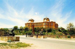 Дворец "Дар уль-Аман" красивый был. Там находился штаб наших советников и МО афганцев. А недалеко от него Дворец Амина ,в котором был штаб 40-ой армии.Смотрел в гугле,оба здания разгромлены,а жаль,красивые места были.