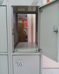 Похоже на абонентский ящик на почте, с обратной стороны тётки раскладывают корреспонденцию, тырить не тырят (обычно на а/я всякая муть приходит, которую тырить смысла нет), а вот подложить судебное уведомление вашей фирме в соседний а/я случайно могут....