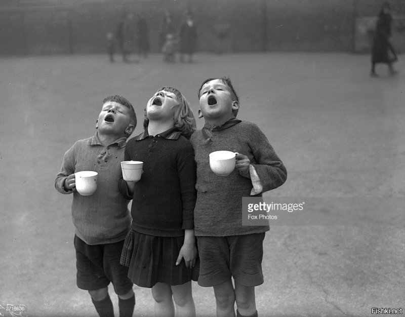 Фотогрфии, возможно, сделаны в США (девочка одна и та же). Подписаны: "Дети школы на Снид-Роуд полоскают горло для защиты от гриппа." и "22 февраля 1931 года: учитель школы на Снид-Роуд дает детям ложку лекарства для полоскания горла в качестве защиты от гриппа. (Фото Fox Photos/Getty Images)"