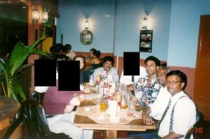 Особенно поржал над фразой  "Сингапурцы – необычные азиаты, их можно отнести даже больше к европейцам"
На фотке замазаны лица не-сингапурцев.