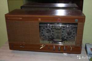 А где "Садко-501"? 38-дорожечный магнитофон "Садко-501" с 1973 года выпускал Куйбышевский завод имени Масленникова. Магнитофон ''Садко-501'' предназначен для записи и воспроизведения фонограмм на магнитной ленте шириной 50,3 мм, длиной 300 метров. ЛПМ построен по одномоторной кинематической схеме с применением асинхронного, реверсивного электродвигателя типа КД-3,5А. Переход с дорожки на дорожку осуществляет специальный механизм перемещения блока головок. Скорость движения магнитной ленты переменная, от 7 до 11 см в секунду. Коэффициент детонации 0,5 %. Длительность непрерывной записи 12 часов 40 минут. Магнитофон имеет устройство визуального поиска фонограмм, позволяющее быстро и точно найти необходимую фонограмму. В магнитофоне предусмотрена автоматическая регулировки уровня записи, возможна и ручная регулировка. Регулировка тембров осуществляется по ВЧ и НЧ частотам. Номинальная выходная мощность 8 Вт. Полоса рабочих частот 60...10000 Гц. КНИ 4,5%. АС состоит из 2-х широкополосных громкоговорителей. Потребляемая мощность 50 Вт. Габариты магнитофона 630х350х265 мм, масса 19 кг. Его цена 300 рублей. С 1973 по 1975 год выпущено ~ 10 тысяч магнитофонов. Спросом магнитофон не пользовался и только благодаря снижению цены, до 150 рублей в 1975 году, до 75 рублей в 1977 году и до мизерных 22 рублей 50 копеек в 1985 г. магнитофон был распродан.
Магнитофон был достаточно "сырой", но народные умельцы доводили его до "ума", после чего он долгие годы служил владельцу верой и правдой. Корпус из натурального дерева.