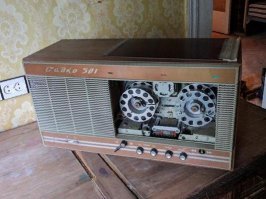 А где "Садко-501"? 38-дорожечный магнитофон "Садко-501" с 1973 года выпускал Куйбышевский завод имени Масленникова. Магнитофон ''Садко-501'' предназначен для записи и воспроизведения фонограмм на магнитной ленте шириной 50,3 мм, длиной 300 метров. ЛПМ построен по одномоторной кинематической схеме с применением асинхронного, реверсивного электродвигателя типа КД-3,5А. Переход с дорожки на дорожку осуществляет специальный механизм перемещения блока головок. Скорость движения магнитной ленты переменная, от 7 до 11 см в секунду. Коэффициент детонации 0,5 %. Длительность непрерывной записи 12 часов 40 минут. Магнитофон имеет устройство визуального поиска фонограмм, позволяющее быстро и точно найти необходимую фонограмму. В магнитофоне предусмотрена автоматическая регулировки уровня записи, возможна и ручная регулировка. Регулировка тембров осуществляется по ВЧ и НЧ частотам. Номинальная выходная мощность 8 Вт. Полоса рабочих частот 60...10000 Гц. КНИ 4,5%. АС состоит из 2-х широкополосных громкоговорителей. Потребляемая мощность 50 Вт. Габариты магнитофона 630х350х265 мм, масса 19 кг. Его цена 300 рублей. С 1973 по 1975 год выпущено ~ 10 тысяч магнитофонов. Спросом магнитофон не пользовался и только благодаря снижению цены, до 150 рублей в 1975 году, до 75 рублей в 1977 году и до мизерных 22 рублей 50 копеек в 1985 г. магнитофон был распродан.
Магнитофон был достаточно "сырой", но народные умельцы доводили его до "ума", после чего он долгие годы служил владельцу верой и правдой. Корпус из натурального дерева.