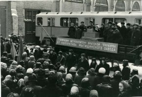 Я был в Киеве в 2013-м году, незадолго до известных событий... там в метро были такие вагоны. Хорошо помню надписи внутри вагонов - "Мытищинский завод, 1959 год". Тогда был слегка в шоке. Но подозреваю, что они там до сих пор ездят... Но правда и проезд в метро в Киеве тогда стоил 2 гривни (это было 8 рублей на тот момент) - просто коммунизм какой-то ! У нас в Воронеже маршрутка тогда стоила 15.