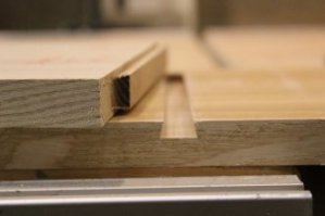 Это такой вид шипового соединения. Как на картинке ниже.