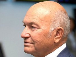 Этому актёру только Лужкова (бывшего мэра Москвы) и играть. Даже кепку специально надел.