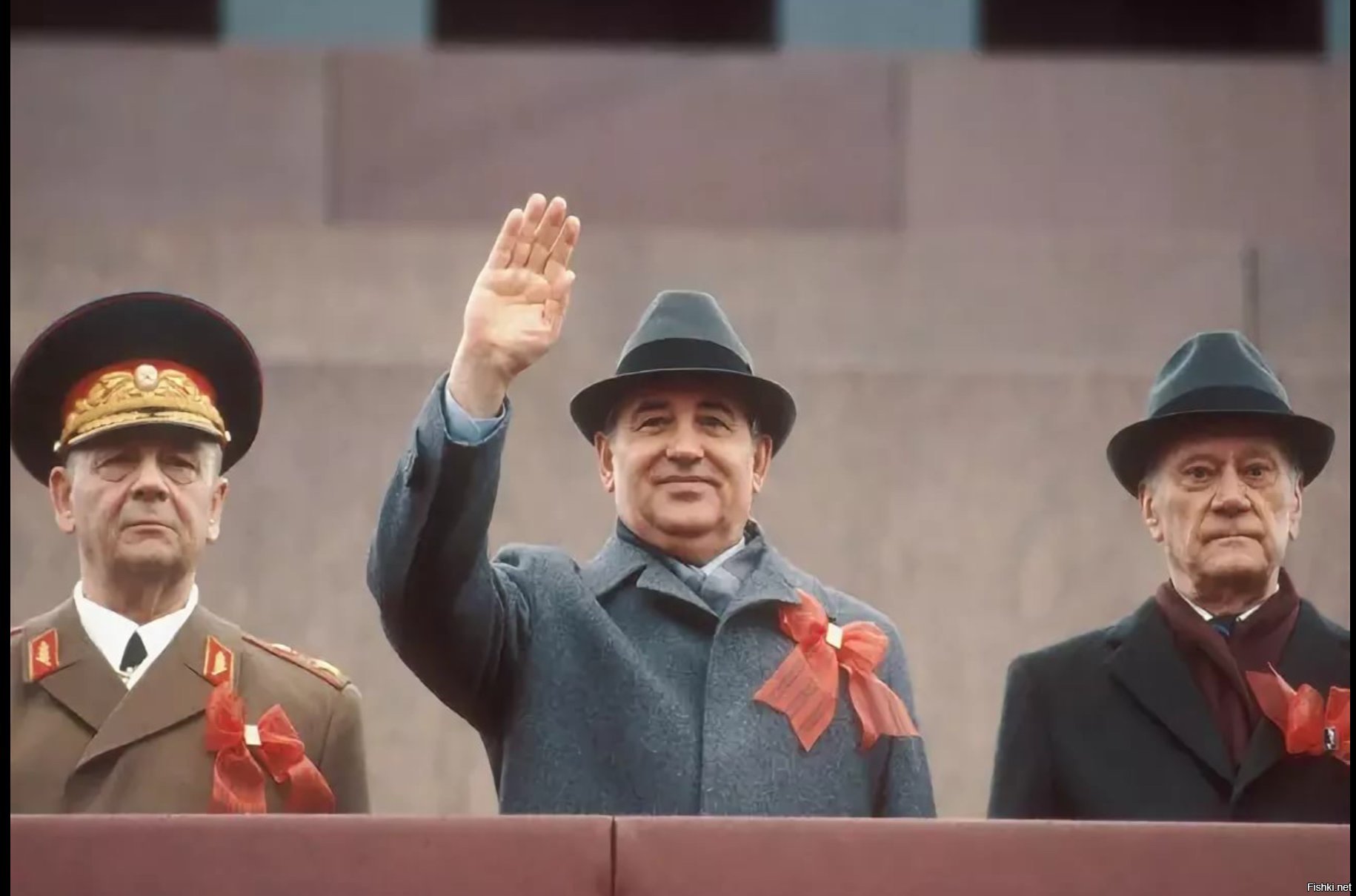 Михаил Горбачев на трибуне мавзолея