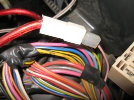 Больные люди! 
Кстати, из моего личного опыты: увидел в машине охренительное техническое решение: с аккумулятора идет толстенный провод на магнитофон, который плавно перетекает в такой. Главное, чтобы в моторном отсеке было толсто!