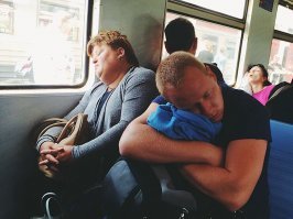 В последнее время ппц как раздражает неуважение людей друг другу в общественном транспорте!В частности в электричках. Рассядутся "орлы" и "орлихи" как в гнездах локтями в разные стороны, третьему человеку ни сесть вообще на сидение. Даже мужиков с раздвинутыми ногами аля "свободу яйцам" уже меньше стало. А вот "орлов" локтястых - хоть куда...