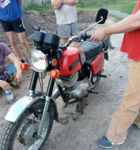 Являюсь владельцем Планеты 5к 1990 года выпуска. Этим летом завел и проехался. 
Аккум позаимствовал от скутера, пришлось чистить карбюратор и топливный бак от масляных отложений. Ну и колеса подкачал. 
Завелся с полпинка. Коляска так и стоит в гараже, после покупки ни разу не цеплялась.