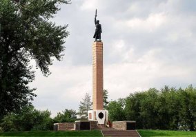 Главную задачу   удержать город до подхода свежих резервов 62-й армии   10-я стрелковая дивизия войск НКВД СССР выполнила с честью. Из 7568 бойцов, вступивших в бой 23 августа 1942 года, в живых осталось около 200 человек. 26 октября 1942 года последним на левый берег Волги вывели управление 282-го полка, оборонявшего высоту 135,4 у тракторного завода. Однако в горящем Сталинграде осталась сражаться сводная рота полка в количестве 25 штыков, сформированная из остатков сводного батальона. Последний воин этой роты выбыл из строя по ранению 7 ноября 1942 года.
10-я стрелковая дивизия внутренних войск НКВД СССР   единственное из всех соединений, участвовавших в Сталинградской битве, которое 2 декабря 1942 года было удостоено ордена Ленина. Сотни бойцов дивизии награждены орденами и медалями. 20 чекистов дивизии удостоены звания Героя Советского Союза, пять человек стали кавалерами орденов Славы всех трёх степеней.

28 декабря 1947 года в Сталинграде, на правом берегу реки Царицы, открыли памятник Чекистам. Вокруг памятника устроена площадь Чекистов с небольшой парковой зоной. К монументу ведут лестницы с четырёх сторон. Величественная пятиметровая бронзовая фигура воина-чекиста возвышается на семнадцатиметровом архитектурно оформленном постаменте в форме обелиска. В руке чекист держит обнажённый меч.