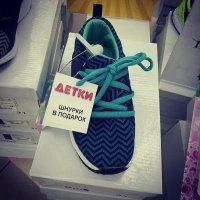 Одно время на подростковом сленге "шнурками" называли родители, возможно маркетологи об этом знали и решили как-то обыграть этот каламбур.. Хотя ладно, я просто ищу им оправдание, они все тупые!))