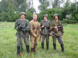 К тексту все-таки лучше притягивать аутентичные фото тех времен...