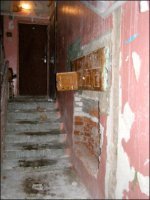 Это, конечно, гораздо лучше.



Не хватает только обоссанного бомжа на площадке.