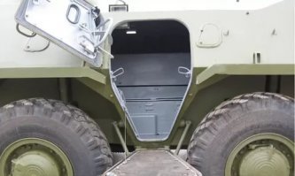 В БТР нет окошек, неуч. Есть люки и амбразуры. Но амбразуры далековаты от мехвода