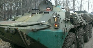 В БТР нет окошек, неуч. Есть люки и амбразуры. Но амбразуры далековаты от мехвода