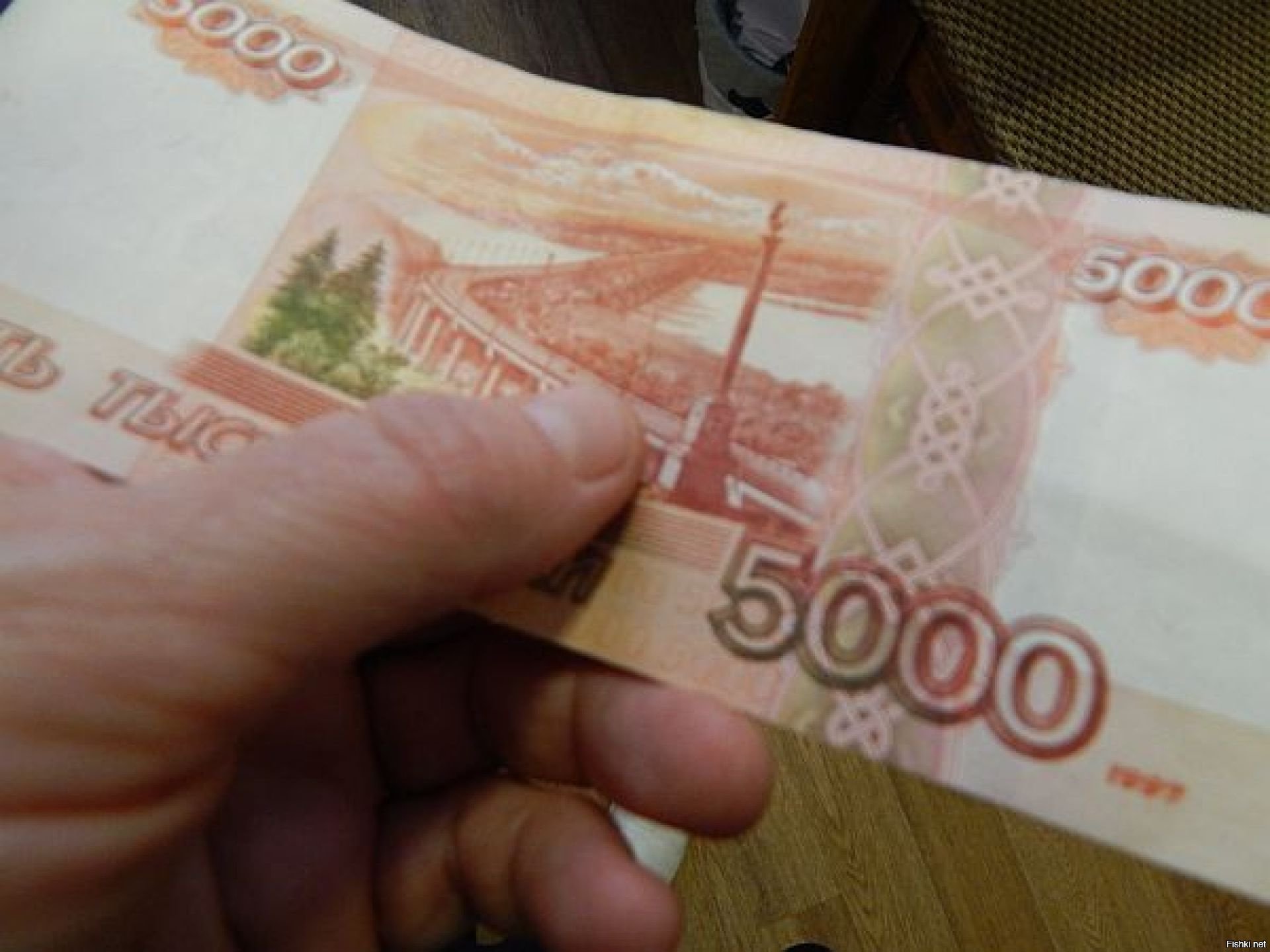 В размере 35 000 рублей. 5 Тысяч рублей. 5 Тысяч в руке. Пять тысяч рублей в руке. 5000 Купюры в руках.