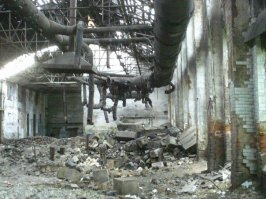 Был у нас в городе свой небольшой стеклозавод. Довелось даже побывать там в конце 80х с экскурсией и вживую посмотреть как работают стеклодувы. Но потом "невидимая рука рынка" поработала и от завода осталось только полурарушенное здание с остатками оборудования и кусками необработанного стекла. Некоторое время назад его любили дозорщики, а сейчас там иногда проводят фотосессии в разрушенном цеху.