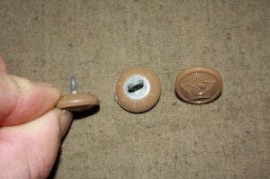 По лендлизу СССР много чего получал.
Я вот давным давно от военной формы отца фронтовика, отпорол пуговицы и присобачил их на походную штормовку на нихромовую проволоку, чтоб не отпадывали -на века. Ещё тогда думал пуговки пластмассовые (откуда думал пластмасса, но так и не додумался и отец ничего не подсказал)
И вот только недавно узнал , что они лендлизовские.
Вот как они выглядели. Фото не мои.