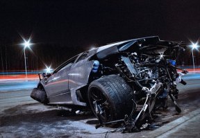 lya Chaycowskiy 

Запрещено ставить каркас потому что левая пятка главного гайца так решила.
Точка.
В смысле это вообще единственная причина.
Совсем единственная.
На этом всё, по части логики и доводов. В странах типа США каркас не запрещён. 

-Каркас штука не удобная, довольно тяжёлая ( нафига вам лишний расход топлива ? )
Дорогая. А главное нафиг не нужная. ибо гражданские машины тупо не предназначены для экстрима. Для этого есть отдельные авто.. в богатых странах.
В те же Нивы часто интегрируют скрытый каркас безопасности. Вваривают элементы так чтобы гаи не докопалась. Ибо у Нивы жёсткость не на высоте и вообще это сверх бюджетный внедорожник - фигли от него хотеть ?

Я вам больше скажу. В верхнем ценовом сегменте авто каркас безопасности ОБЯЗАТЕЛЬНО интегрирован в авто. ВСЕГДА. Видео погуглите с суперкарами Оттуда своими ногами выходят после столкновения со столбом на скорости 200 Это не ангелы и не подушки с пухом единорога. Они так странно вылезают из своих машинок , странно переваливаясь через высоченный порог именно потому что внутри рама безопасности. И вот никаким образом это никому не мешает и проблем при дтп не создаёт.
Ибо поглощающие части конструкции снаружи каркаса - а внутренний объём нарушаться не должен в любо случае. Разработчики по определению не имеют права жертвовать жизнями покупателей своих авто ради безопасности третьих лиц. Да и встреча с фурой.. хоть каркас, хоть подушка, а кусков больше килограмма весом зачастую найти не удаётся. О чём вообще может быть разговор ? Это дурость и трепология. 
Авто разрабатывают с учётом столкновения с бетонной плитой. Это в стандарте заложено. Меняется только угол и скорость атаки.
Никакие поглощающие элементы сторонних производителей в расчёт браться не могут даже в теории. И негде прописаны быть не могут.

Ну и самое смешное - гайцы не согласятся узаконить каркас ещё и потому что.. он вам спасёт жизнь.
Да - как не смешно.
Гаи вполне официально ( как следует из инструкций, решений, и интервью на мой взгляд ) считает что водитель в кретической ситуации должен умереть или поколечится просто потому что высока вероятность что именно он данную ситуацию и сздалю. Сидел бы дома - был бы жив. А так будут гонять ничего не боясь.. запретить и не пущать ! Традиционно . 
И вообще умничать у нас наказуемо, в отличие от обратного. Чем дурей тем больше поощрений сверху. 

На фото  обращаем внимания  на пороги, на  целостность  объёма водителя