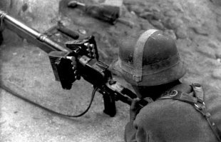 НЕМЕЦКИЕ ПРОТИВОТАНКОВЫЕ РУЖЬЯ  PZB-39,мне больше понравилось емкость магазина 36 патронов,пробивная похуже чем s.Pz.B.41
