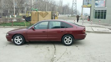 Кстати, сначала я хотел взять Б/у, но не с небольшим пробегом...

И вроде бы уже почти  согласился на их предложение.
Спрашиваю а точно НЕ битая и не была в аварии?
Да ВЫ что - Нет, и пробег маленький...

Я её раз десять вокруг обошёл и вот что то не то и всё!
Особенно со стороны водителя...
Ну что то не так в районе задней двери...
А потом пригляделся
- Твою же мать!
И как такое не увидеть? 
По всему периметру на дверях идёт "разделительная изломанная линия"
А на задней двери её НЕТ!!!
Просто за шпаклевали под чистую - РОВНЕХОНЬКО ровненько ))) 

Показываю  ПРОДАВЦУ  )))
Он:
- вот же суки, и МАТ перемат!!

===

Вот так я и купил НОВУЮ с нуля )))

На фото видно что  задняя дверь с преломлением в районе ручки )))