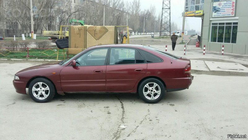 Кстати, сначала я хотел взять Б/у, но не с небольшим пробегом...

И вроде бы уже почти  согласился на их предложение.
Спрашиваю а точно НЕ битая и не была в аварии?
Да ВЫ что - Нет, и пробег маленький...

Я её раз десять вокруг обошёл и вот что то не то и всё!
Особенно со стороны водителя...
Ну что то не так в районе задней двери...
А потом пригляделся
- Твою же мать!
И как такое не увидеть? 
По всему периметру на дверях идёт "разделительная изломанная линия"
А на задней двери её НЕТ!!!
Просто за шпаклевали под чистую - РОВНЕХОНЬКО ровненько ))) 

Показываю  ПРОДАВЦУ  )))
Он:
- вот же суки, и МАТ перемат!!

===

Вот так я и купил НОВУЮ с нуля )))

На фото видно что  задняя дверь с преломлением в районе ручки )))