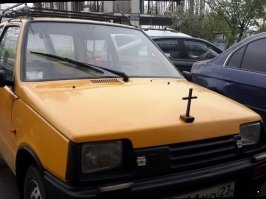 Фигурки на капоте