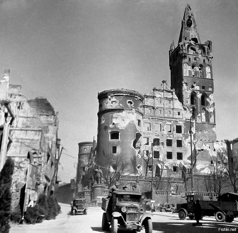И это разрушения????
 Мало их бомбили.
......................... а это развалины Кёнигсберга- бомбили уже англичане,зная,что город будет советским.