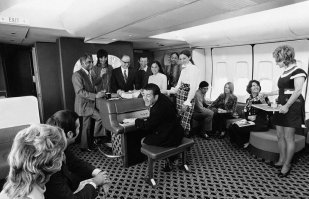 Вон один у рояля стоит со стаканом, мало чтоли?:) Если бы рекламу снимали сейчас, то было бы минимум 50% чернокожих, еще 30% азиатов, несколько бодипозитивных лезбиянок, пару-тройку трансгендеров, несколько человек с органиченными возможностями и всего пару белых мужиков-гомосексуалистов.