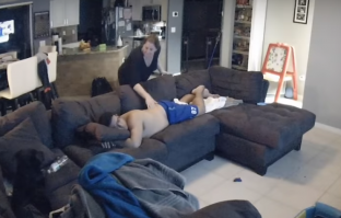 Картина маслом: "Устройство оповещает владельца о движении на территории собственности".