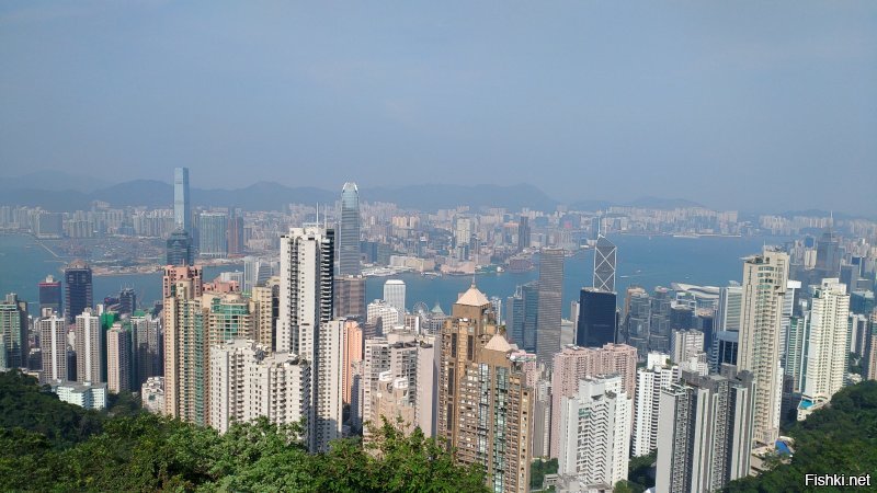 В Гонконге с любого ракурса можно такое снять. Если не на основном (деловом) острове, а в Монкоке или Ямайтей, то сплошь и рядом новые дорогие небоскребы рядом с более ветхими домами, а те, в свою очередь, с еще более ветхими. Нет там сплошной красоты или сплошного треша. Все вперемешку. 
Все фотографии сделаны в один год в разных районах Гонконга. Вид сверху - это фото с пика Виктория (туристическое место). Вид на деловой район с дорогими квартирами и офисами.